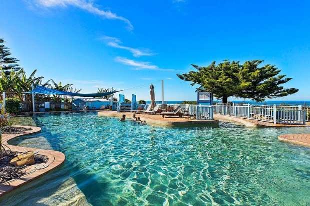 Wisata Blue Lagoon Australia dengan air laut jernih berwarna biru