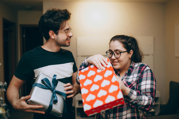 Perbedaan Penggunaan Om dengan Kata Depan Voor