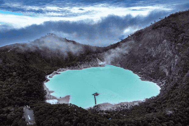 Kawah Putih dan Proses Alam yang Membentuk Keindahannya