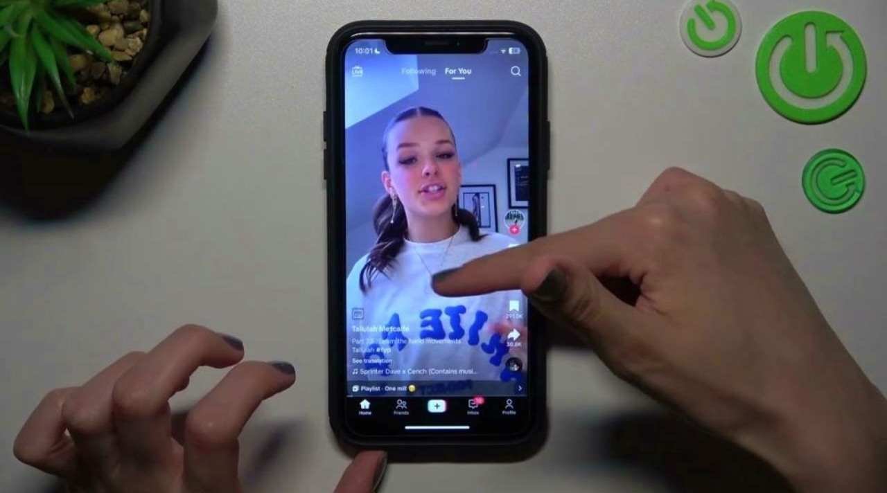 Niat Produktif Tapi Tergoda Scroll TikTok Berjam-jam