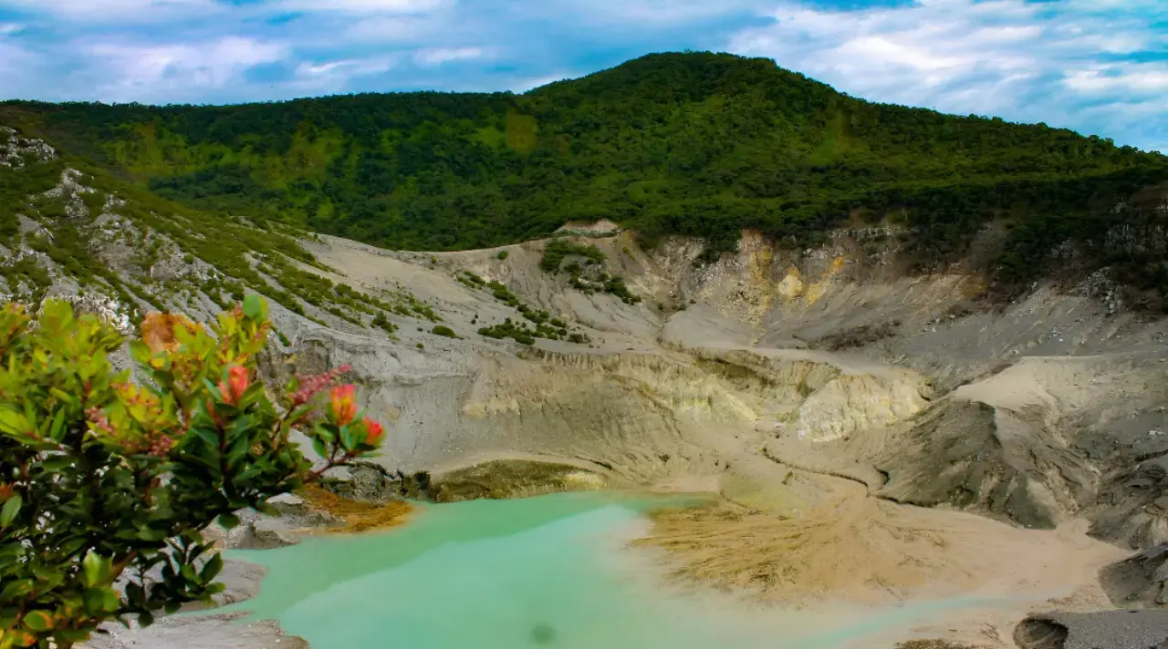 Tangkuban Perahu, Wisata Alam Ikonik Bandung yang Ramai