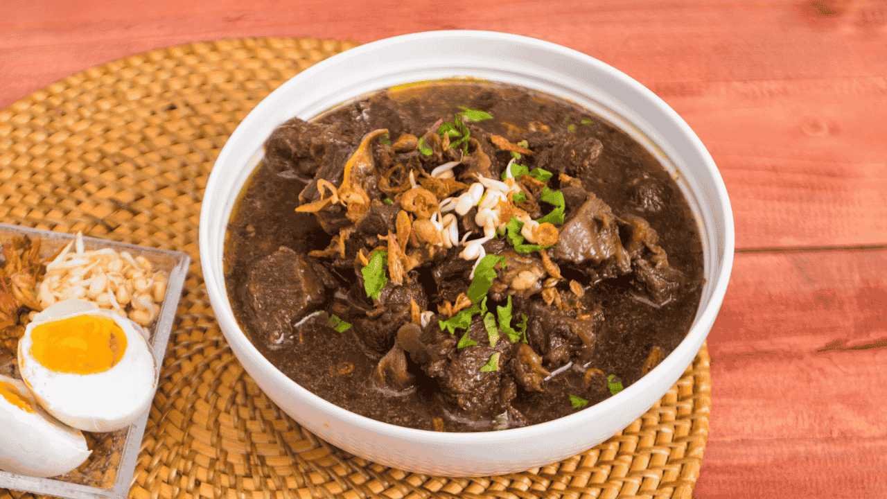 Rawon Khas Jawa Timur dengan Kuah Hitam yang Menggugah Selera